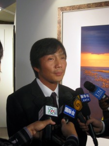 Gifted photgrapher Luo Hong being interviewed by the foreign & UN press