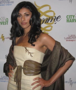 Stunning  actress Reshma Shetty co-hosted the opening night. 